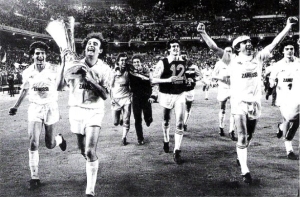 Ricardo Gallego porta el trofeo de vencedores de la Copa de la UEFA dando la vuelta olimpica al Bernabéu tras derrotar al Videoton húngaro.