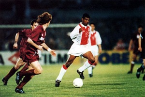 El centrocampista del AFC Ajax, Aaron Winter, supera en velocidad la resistencia de la linea medular del Torino Calcio.