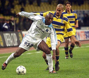 El jugador del Olympique de Marsella, izquierda, protege el balón ante la presión del centrocampista argentino del Parma Juan Sebastián Verón. Foto: AP Photo.